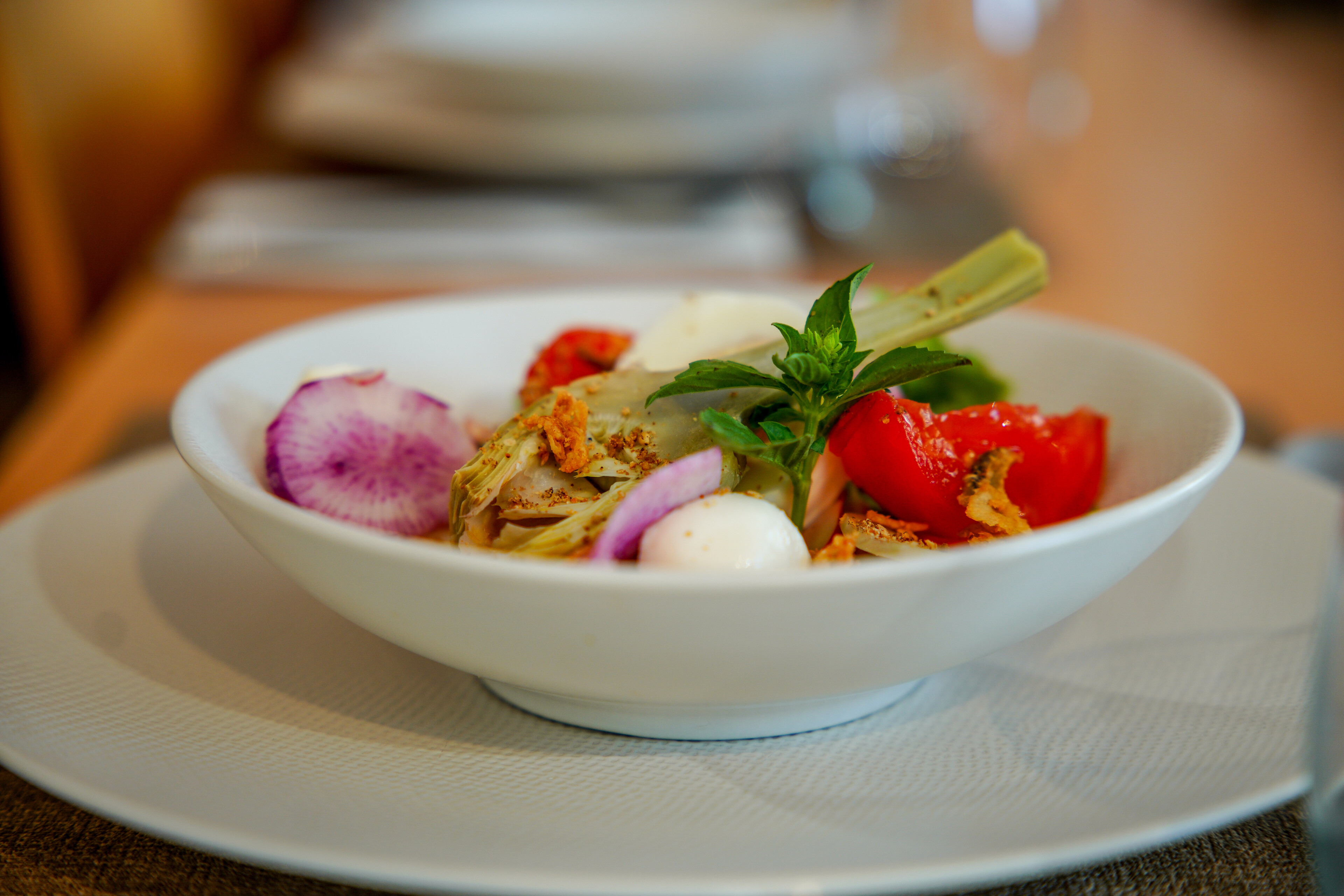 Image représentant une assiette creuse avec une salade composée pour diriger vers la catégorie 