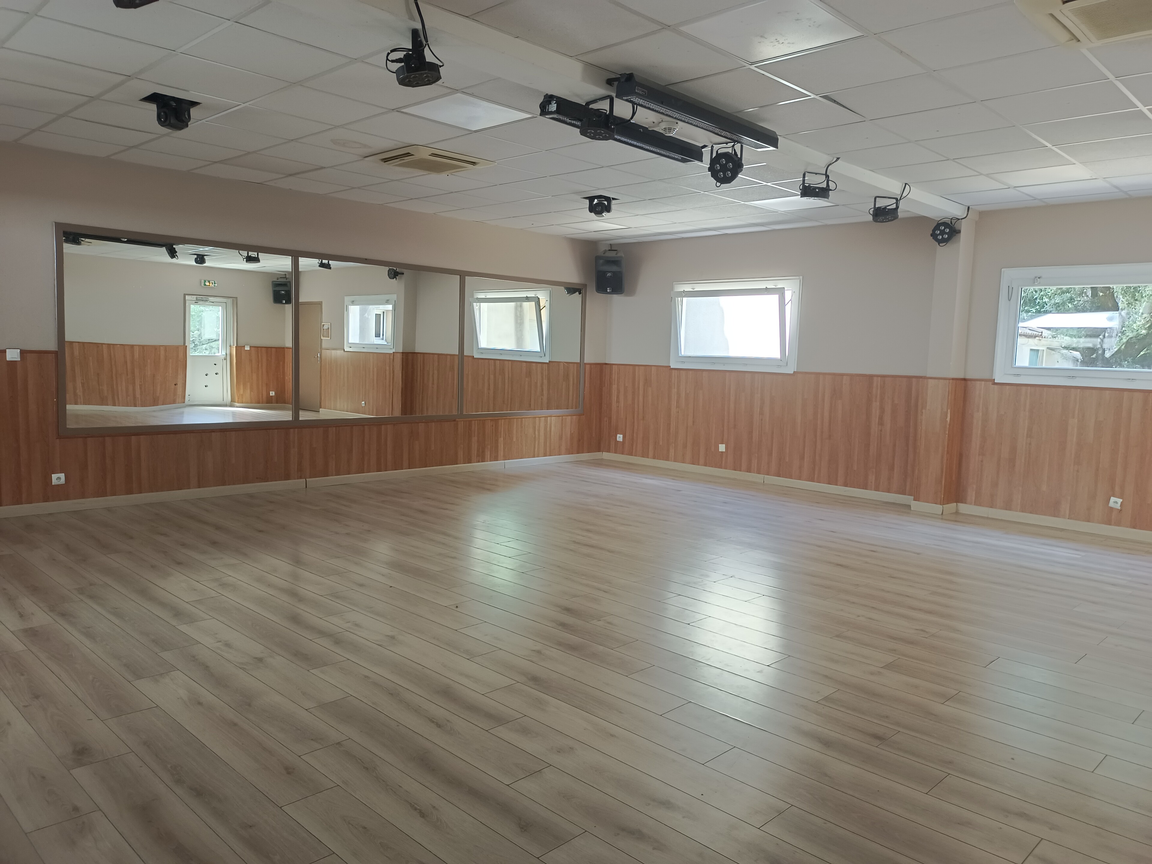 L'image représente la salle animation avec du parquet au sol et de grands miroirs. Elle permet d'accéder à la catégorie 