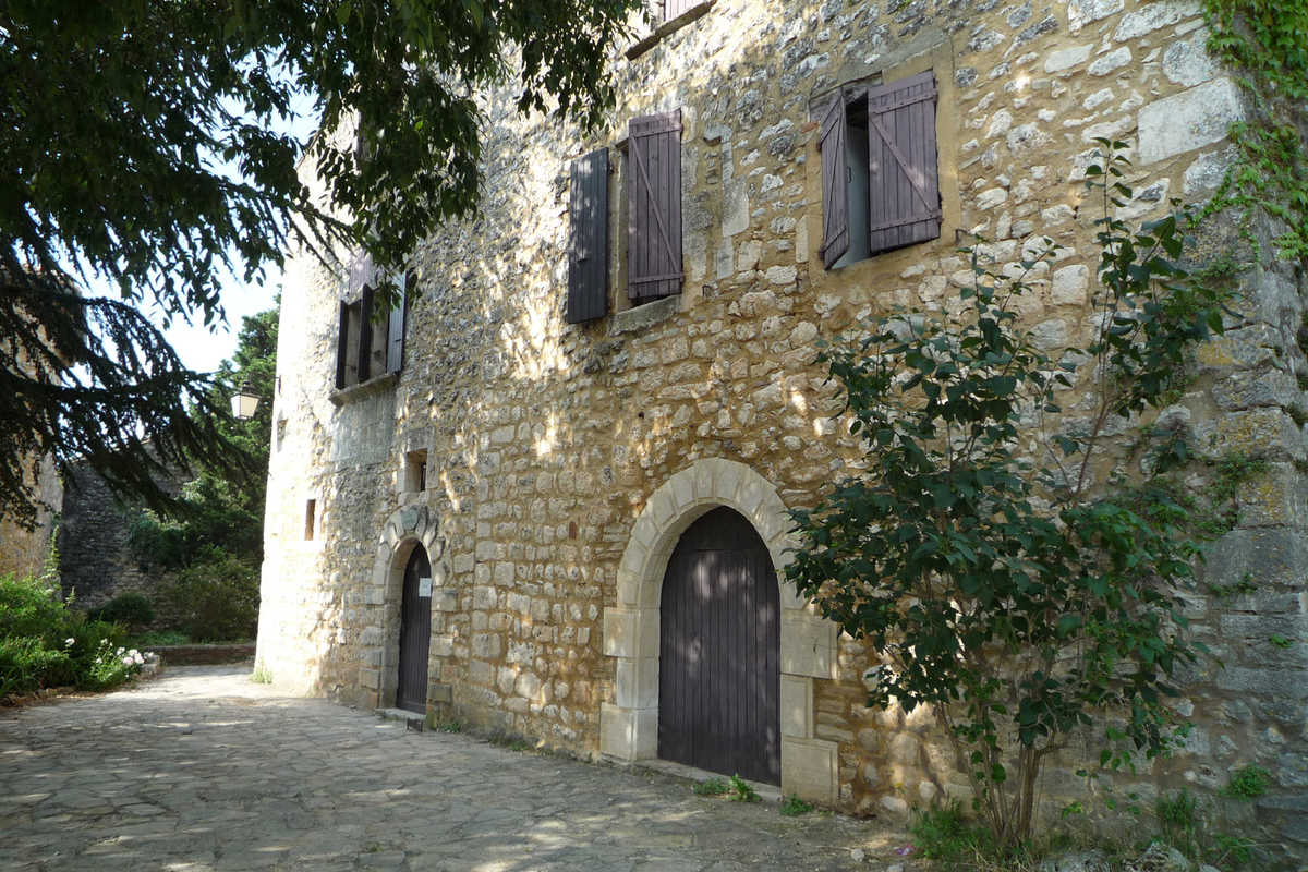 Façade en pierre de l'hébergement collectif 