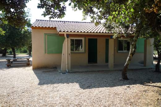 Vue extérieure d'une des petites maisonnettes de l'hébergement collectif Les Cades