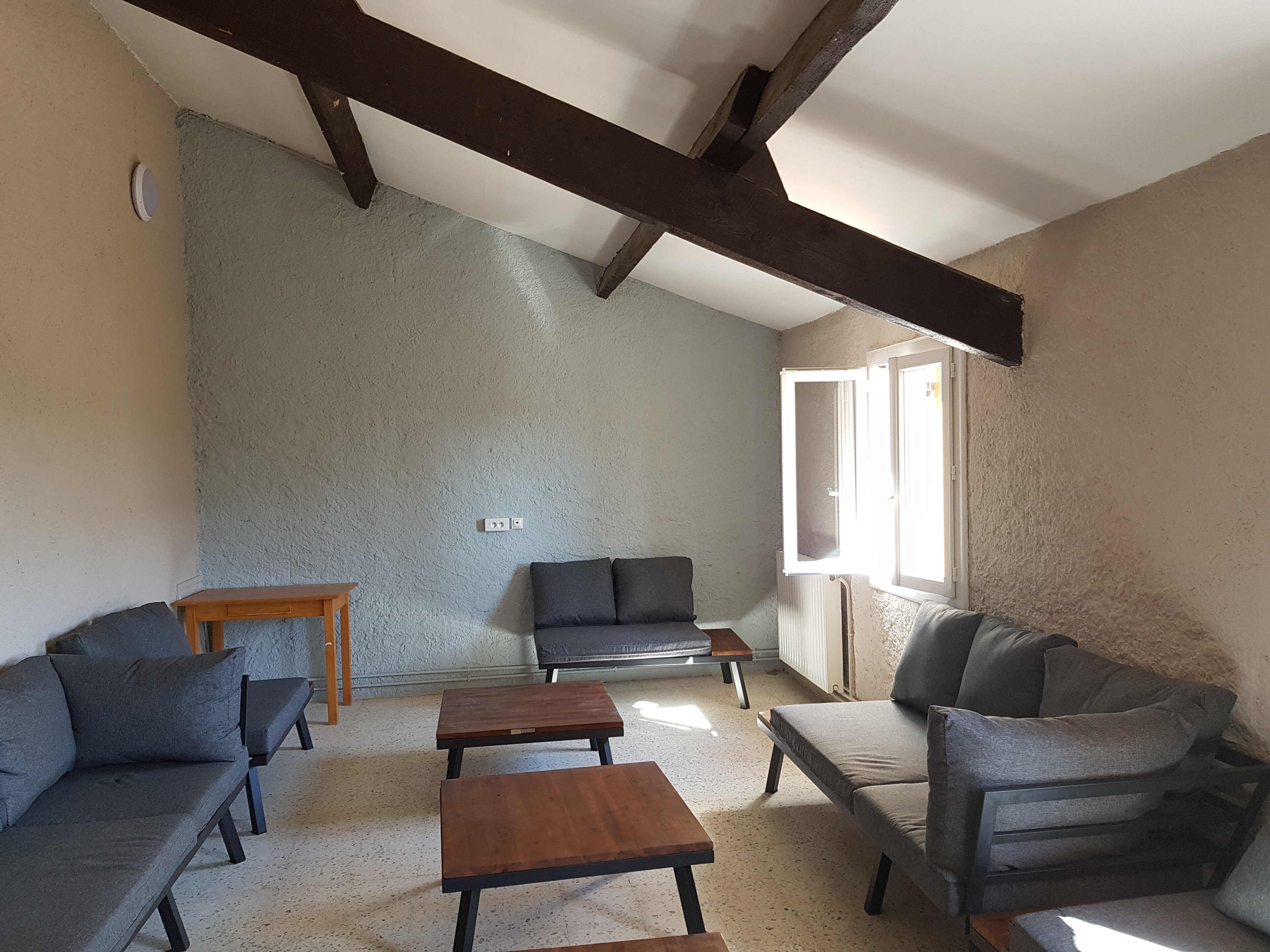 Grand salon situé dans l'hébergement collectif 