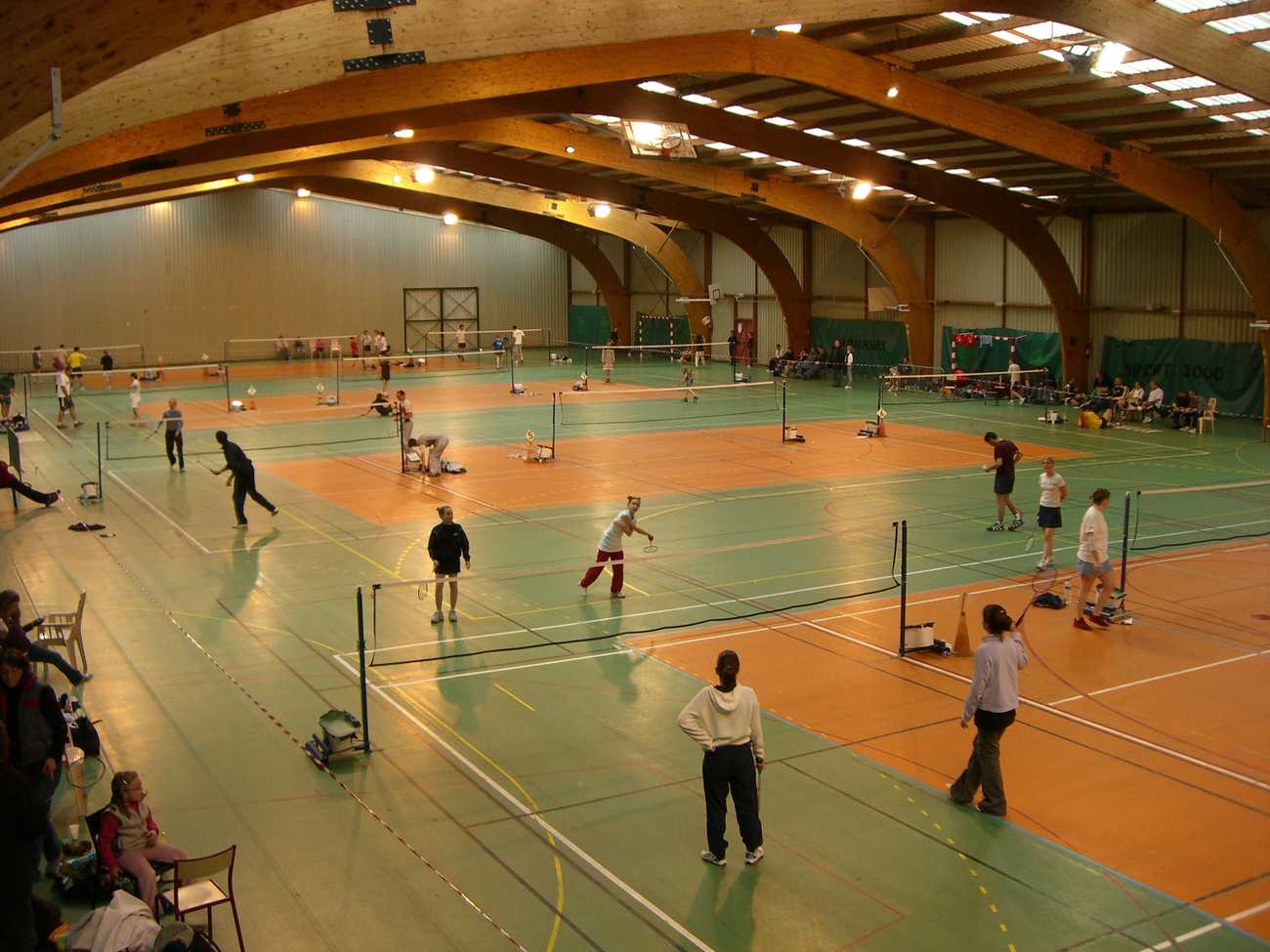 Intérieur halle des sport avec joueurs de badminton